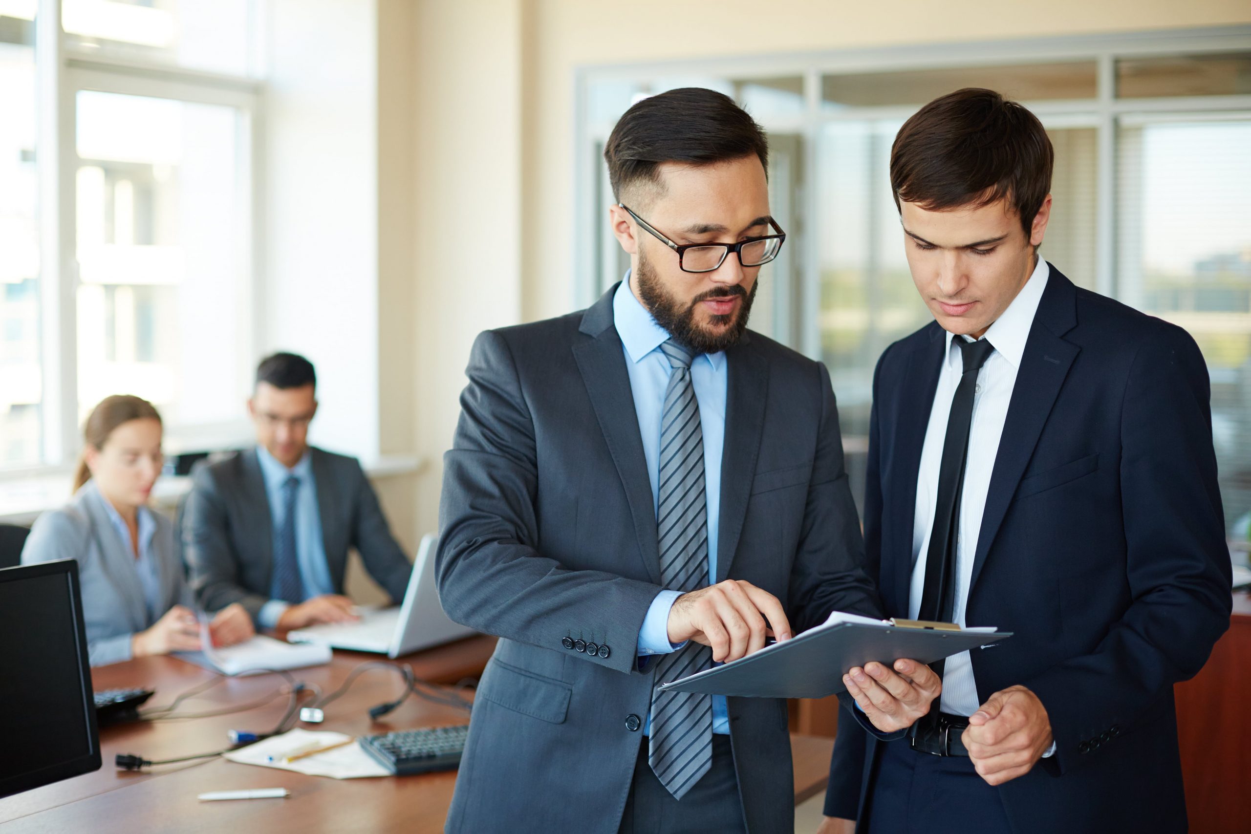 manager dicussing individual development plan with employee